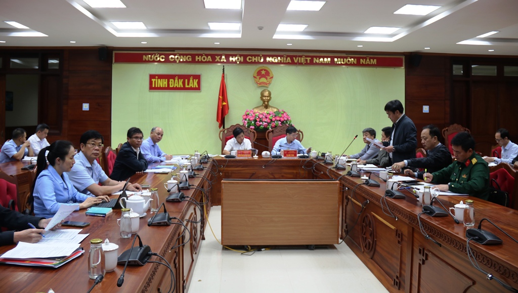 Khẩn trương ổn định đời sống người dân và chuẩn bị các phương án ứng phó bão số 15